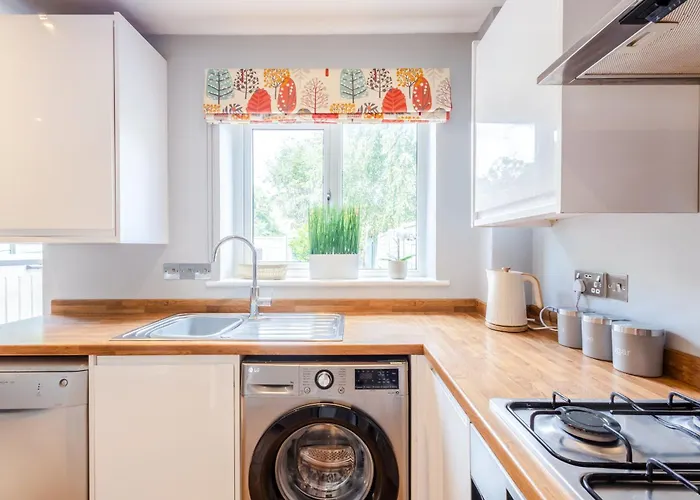 Ferienhaus Central 3Br House - Free Parking - Fast Wi-Fi- Smart Tv