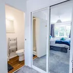 Ferienhaus Stylish 3br House - Free Parking - Fast Wi-fi- Smart Tv Bristol