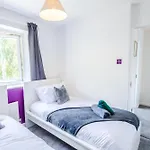 Stylish 3br House - Free Parking - Fast Wi-fi- Smart Tv Holiday home Bristol