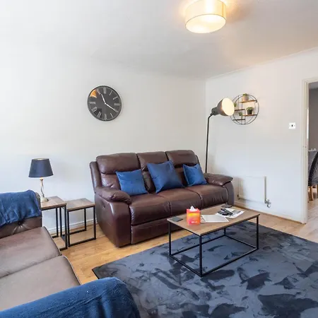 Large 3Br House - Free Parking - Fast Wi-Fi Holiday home *