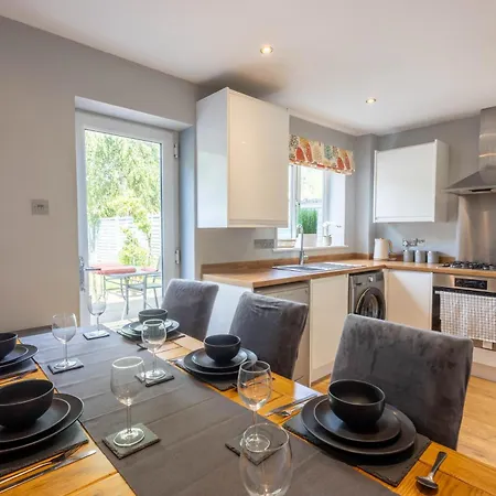 Holiday home Large 3Br House - Free Parking - Fast Wi-Fi *