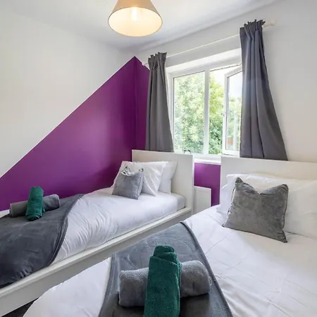 Large 3Br House - Free Parking - Fast Wi-Fi Holiday home