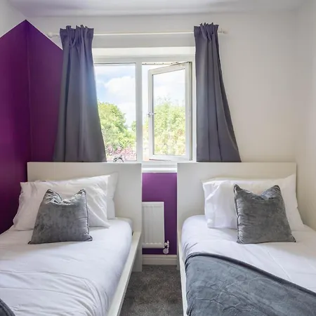 Large 3Br House - Free Parking - Fast Wi-Fi Holiday home *