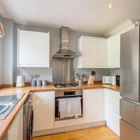 Large 3Br House - Free Parking - Fast Wi-Fi