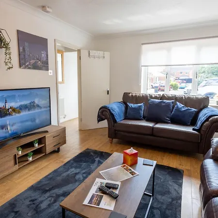Large 3Br House - Free Parking - Fast Wi-Fi Holiday home