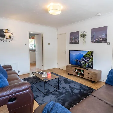 Large 3Br House - Free Parking - Fast Wi-Fi Holiday home *