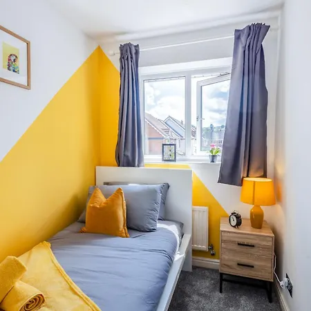 Nyaraló Central 3Br House - Free Parking - Fast Wi-Fi *