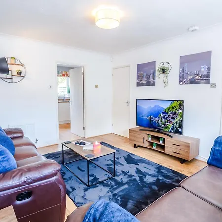 Ferienhaus Stylish 3br House - Free Parking - Fast Wi-fi- Smart Tv *