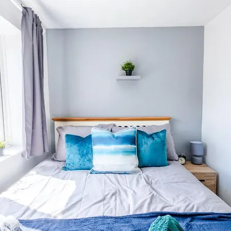 Ferienhaus Stylish 3br House - Free Parking - Fast Wi-fi- Smart Tv *