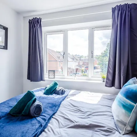 Large 3Br House - Free Parking - Fast Wi-Fi Holiday home *