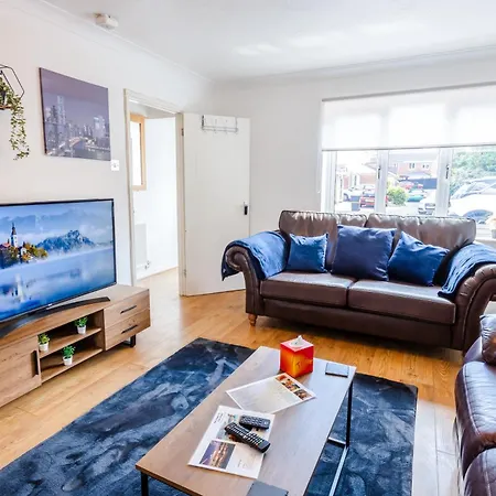 Ferienhaus Stylish 3br House - Free Parking - Fast Wi-fi- Smart Tv *