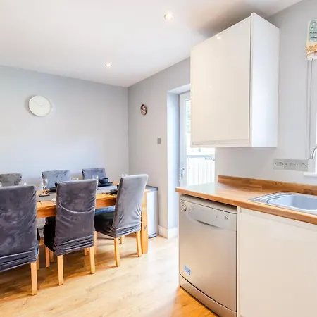 Central 3Br House - Free Parking - Fast Wi-Fi Feriehus *