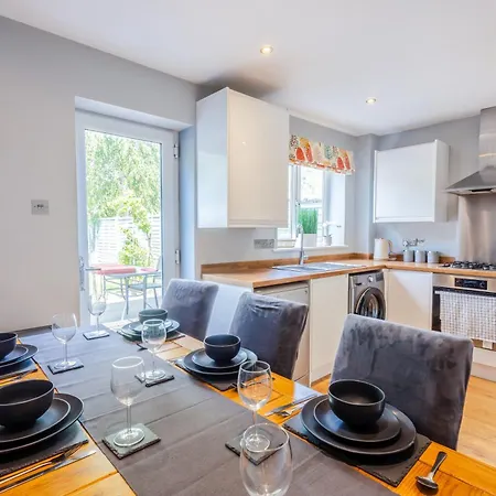 Central 3Br House - Free Parking - Fast Wi-Fi Feriehus