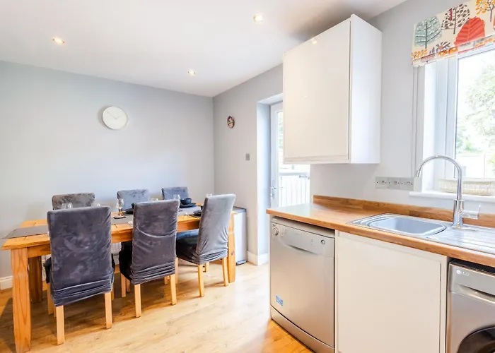 Central 3Br House - Free Parking - Fast Wi-Fi- Smart Tv Semesterbostad *