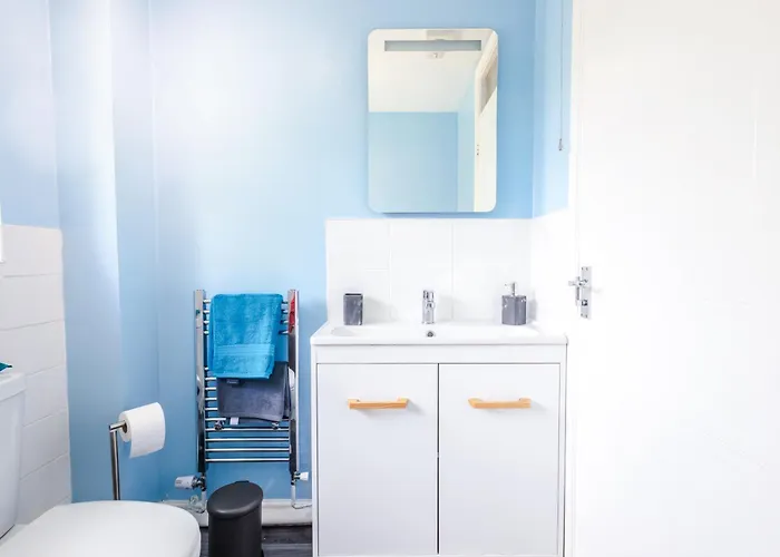 Central 3Br House - Free Parking - Fast Wi-Fi- Smart Tv Будинок відпочинку *